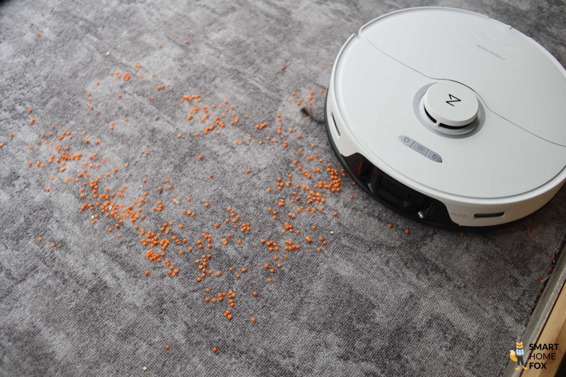 Roborock S8 Pro Ultra убирает чечевицу на ковре во время теста на всасывание.